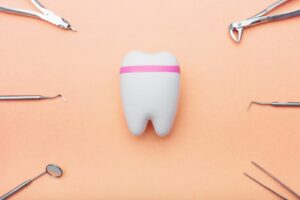 Dent de lait grise et soins dentaires avec outils du dentiste